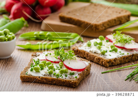 Healthy wholemeal bread with herbs 39628871
