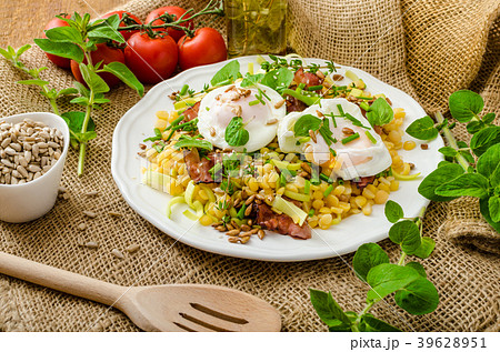 Spring salad of lentils with poached egg 39628951