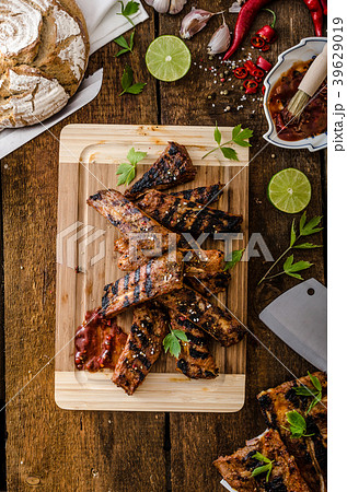 Grilled Spareribs in spicy marinade with beer and rustic bread Grilled Spareribs in spicy marinade with beer and rustic bread 39629019