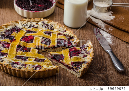 Shortbread tart with cherries 39629075