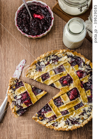 Shortbread tart with cherries Shortbread tart with cherries 39629085