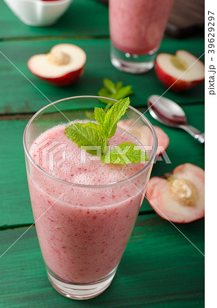 Nectarine smoothie with mint Nectarine smoothie with mint 39629297