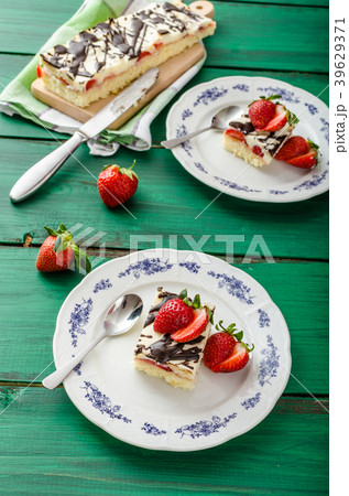 Mom's dessert with fresh strawberries 39629371