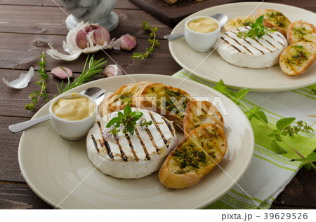 Grilled camembert with mini herbs baguettes 39629526