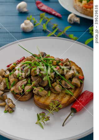 Bruschetta 2 kinds - classic and mushrooms 39629636