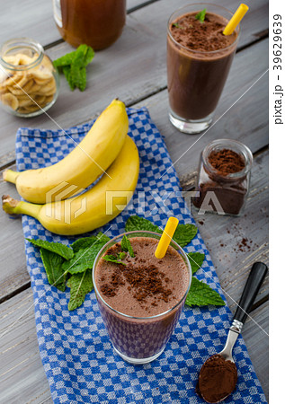 Chocolate-banana smoothie 39629639