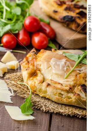 Calzone pizza 39629863