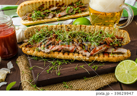 Steak sandwich 39629947