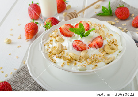 Domestic yogurt with strawberries 39630022