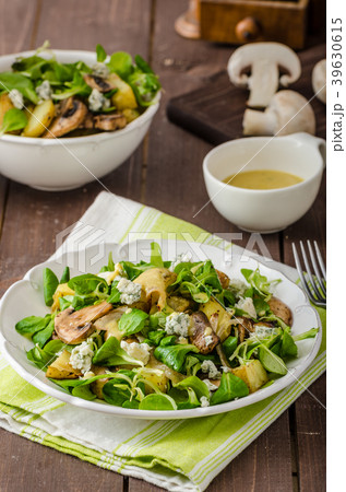 Fresh salad with vegetable and blue cheese 39630615
