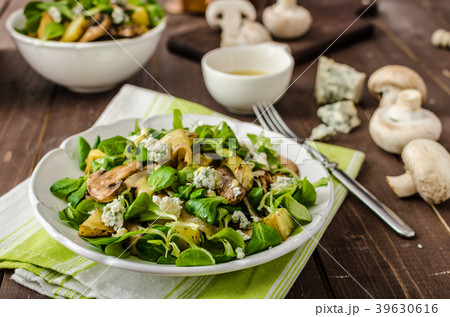 Fresh salad with vegetable and blue cheese 39630616