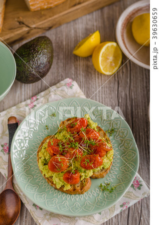 Avocado spread with tomatoes 39630659