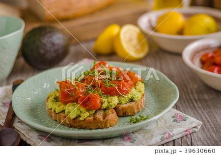 Avocado spread with tomatoes 39630660
