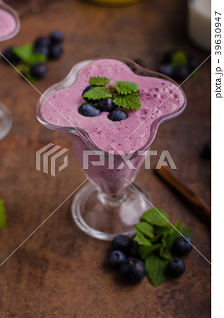 Berries milkshake smoothie Berries milkshake smoothie 39630947
