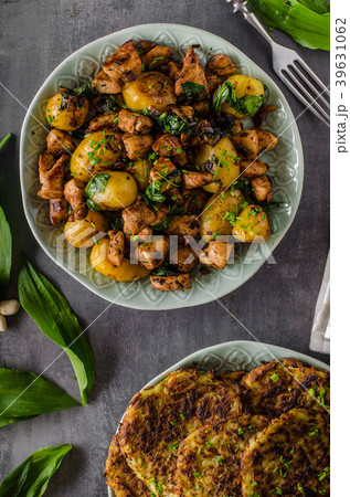 Potato pancakes, fried chicken with potatoes Potato pancakes, fried chicken with potatoes 39631062