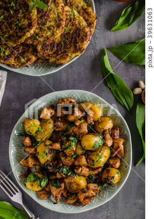 Potato pancakes, fried chicken with potatoes Potato pancakes, fried chicken with potatoes 39631063