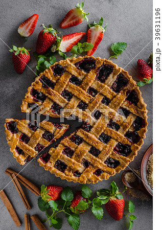 Rustic tart with berries 39631196