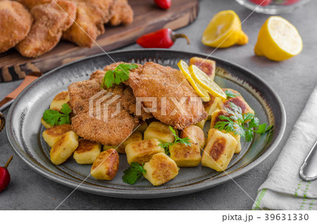 Schnitzel original with lemon and gnocchi fried Schnitzel original with lemon and gnocchi fried 39631330