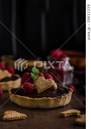 Chocolate tartalets with nuts 39631359