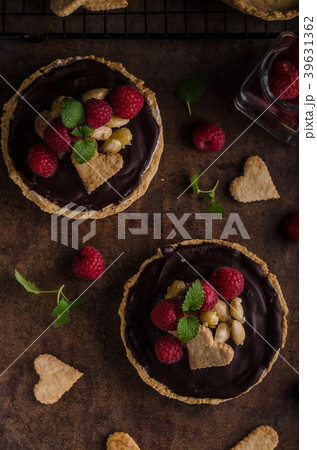 Chocolate tartalets with nuts 39631362