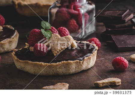 Chocolate tartalets with nuts Chocolate tartalets with nuts 39631375