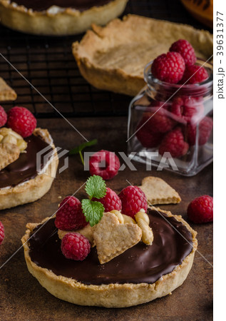 Chocolate tartalets with nuts Chocolate tartalets with nuts 39631377