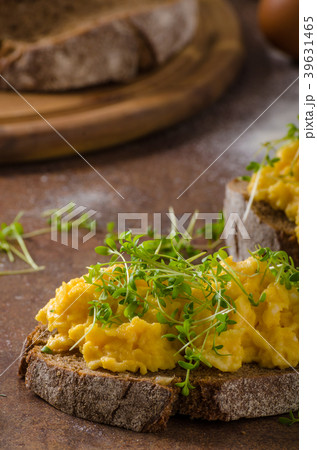 Scrambled eggs, wholegrain bread 39631465