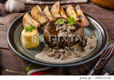 Steak with pepper sauce and mushrooms Steak with pepper sauce and mushrooms 39631540