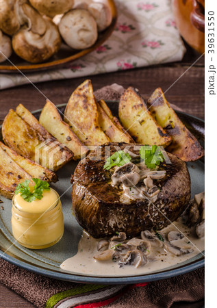 Steak with pepper sauce and mushrooms Steak with pepper sauce and mushrooms 39631550