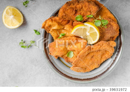 Delicious original schnitzel with potato pancakes 39631972