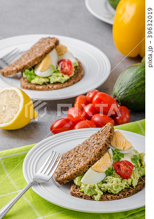 Healthy bread with avocado spread Healthy bread with avocado spread 39632019