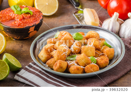Golden fried mini croquette 39632020