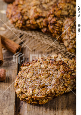 Oatmeal cookies with banana and cinnamon 39632021