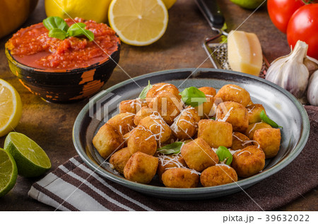 Golden fried mini croquette 39632022