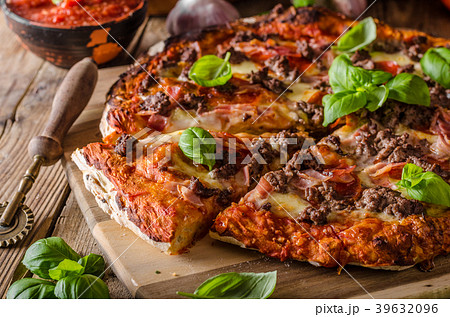 Rustic pizza with minced meat 39632096