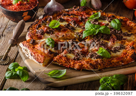 Rustic pizza with minced meat 39632097