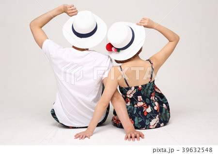Happy young traveler couple concept photo. set out on a trip to honeymoon, camping and summer vacation concept isolated on white background. 483 Happy young traveler couple concept photo. set out on a trip to honeymoon, camping and summer vacation concept isolated on white background. 483 39632548