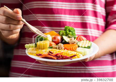 Woman eating vegetables salad, healthy food 39632700