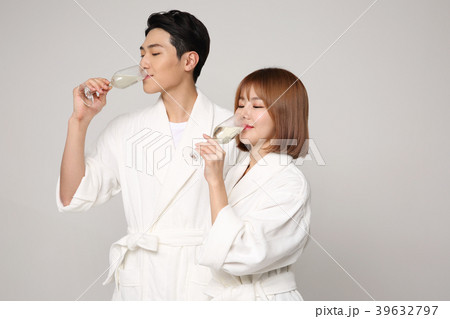 Happy young traveler couple concept photo. set out on a trip to honeymoon, camping and summer vacation concept isolated on white background. 500 Happy young traveler couple concept photo. set out on a trip to honeymoon, camping and summer vacation concept isolated on white background. 500 39632797