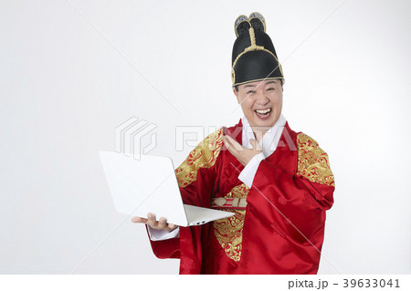 A middle-aged man who dressed a king's clothes making funny expression photo. 358 A middle-aged man who dressed a king's clothes making funny expression photo. 358 39633041