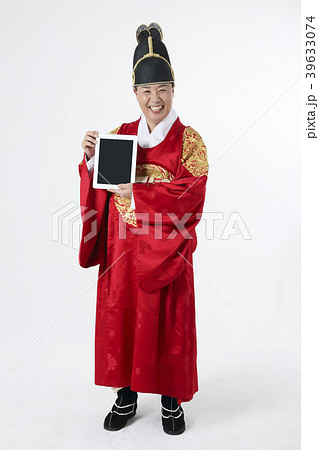 A middle-aged man who dressed a king's clothes making funny expression photo. 355 39633074