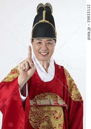 A middle-aged man who dressed a king's clothes making funny expression photo. 301 A middle-aged man who dressed a king's clothes making funny expression photo. 301 39633112
