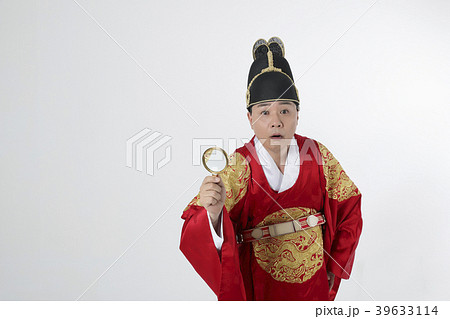 A middle-aged man who dressed a king's clothes making funny expression photo. 324 A middle-aged man who dressed a king's clothes making funny expression photo. 324 39633114