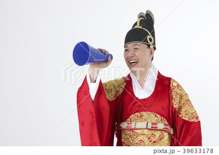 A middle-aged man who dressed a king's clothes making funny expression photo. 367 A middle-aged man who dressed a king's clothes making funny expression photo. 367 39633178