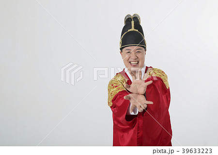 A middle-aged man who dressed a king's clothes making funny expression photo. 313 A middle-aged man who dressed a king's clothes making funny expression photo. 313 39633223