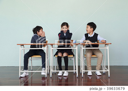 Children Cheerful Studying Education knowledge Concept. Children are learning a group study, VR, Science, practical education and schooling. 207 39633679