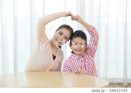 Children Cheerful Studying Education knowledge Concept. Children are learning a group study, VR, Science, practical education and schooling. 129 Children Cheerful Studying Education knowledge Concept. Children are learning a group study, VR, Science, practical education and schooling. 129 39633785