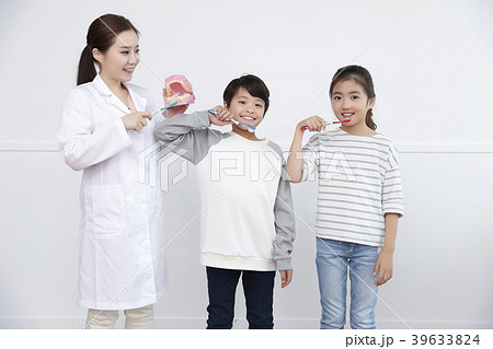 Children Cheerful Studying Education knowledge Concept. Children are learning a group study, VR, Science, practical education and schooling. 142 Children Cheerful Studying Education knowledge Concept. Children are learning a group study, VR, Science, practical education and schooling. 142 39633824