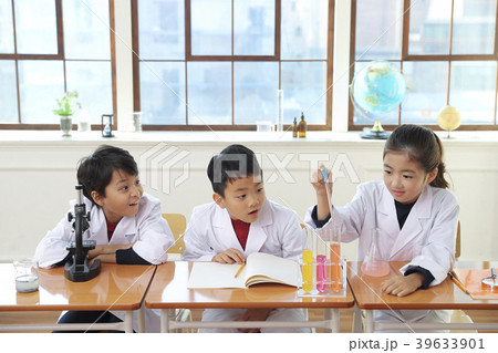 Children Cheerful Studying Education knowledge Concept. Children are learning a group study, VR, Science, practical education and schooling. 042 39633901