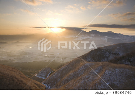 阿蘇五岳と朝日 39634746